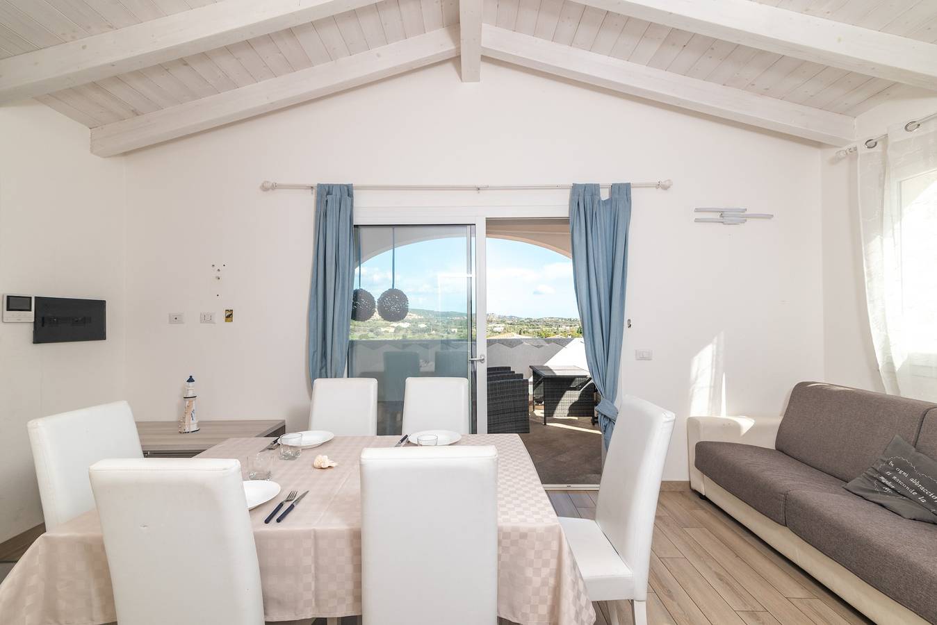 Apartamento entero, Apartamento 'Attico Con Vista Mare A Budoni' con vistas al mar, terraza y aire acondicionado in Budoni, Olbia-Tempio