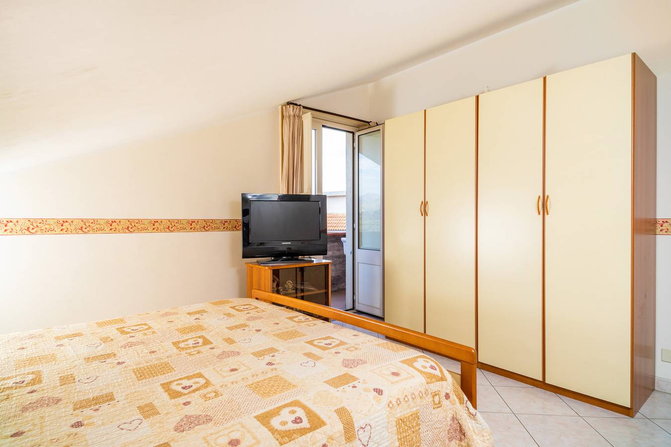 Entire apartment, Holiday Apartment 'Via Spiaggia Mascali' with Mountain View, Terrace, Balcony & Wi-Fi in Fondachello, Catania Province