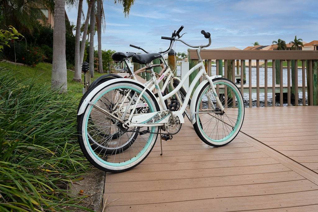 Enchanting tropical waterfront villa with boat slip, bikes, kayaks heated  pool! in Cape Coral, Southwest Florida