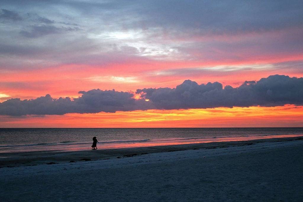 Lido Key Coastal Retreat: Walk to Beach & St. Armands | Bonus Entertainment Lounge in Lido Key, Sarasota