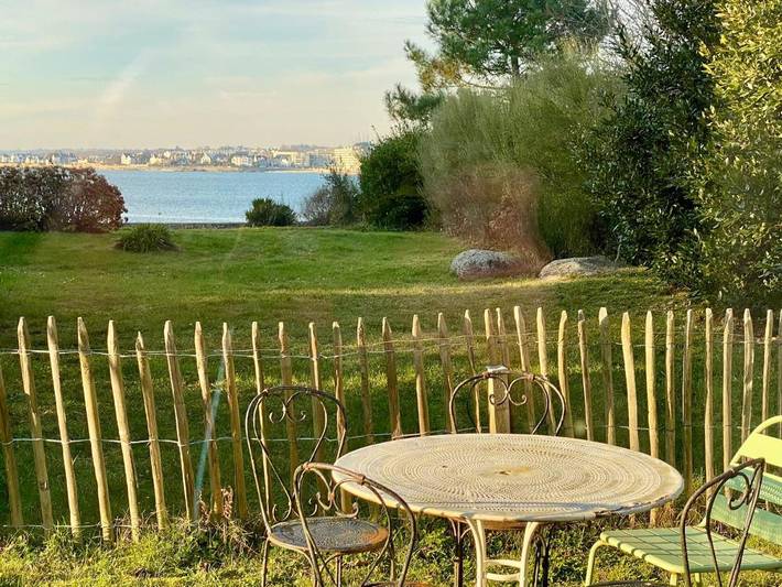 Location de vacances pour 6 personnes, avec terrasse ainsi que jardin et vue dans Le Cabellou