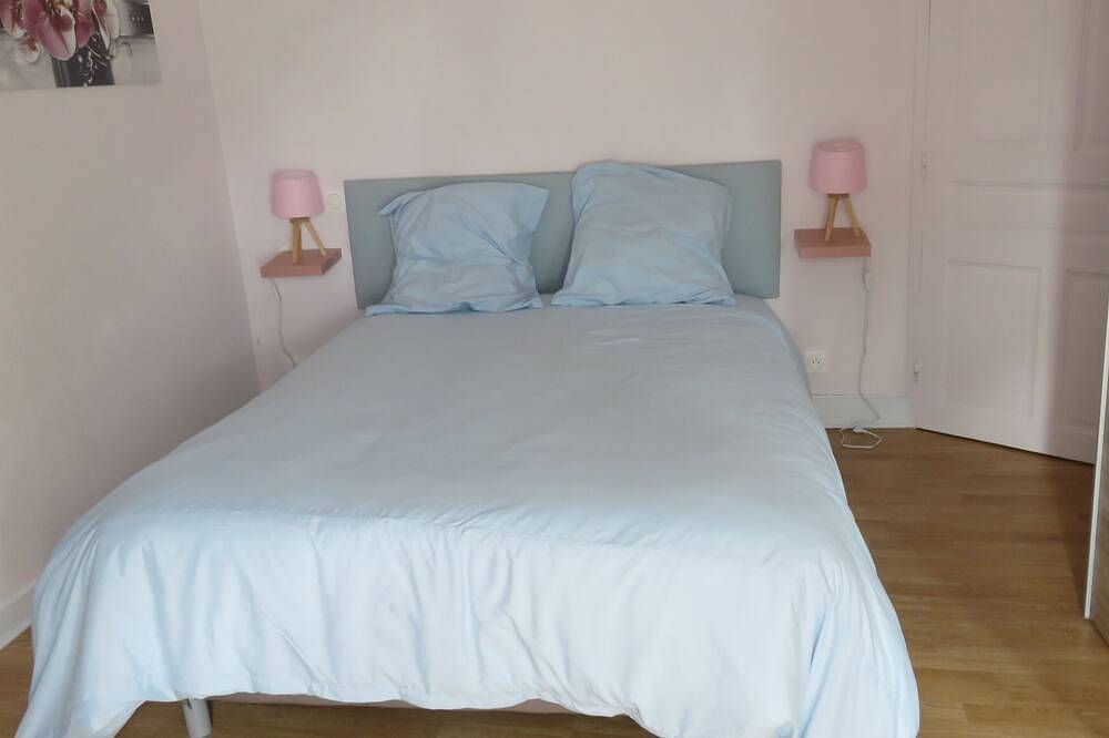 Location Gîtes rénovés 14 personnes avec piscine chauffée 10mx5m in Latronche, Région de Tulle