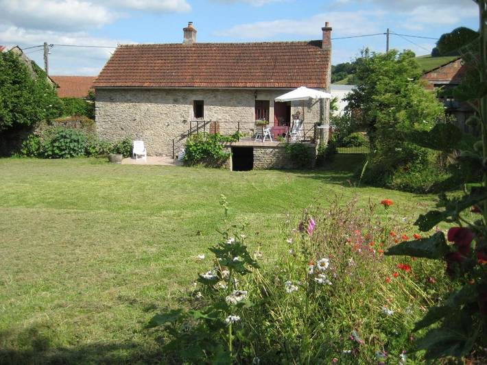 Location de vacances pour 2 personnes, avec Balcon et Terrasse ainsi que Jardin et Vue dans Parc de l'Auxois