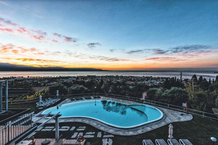 Residence per 4 persone, con piscina e giardino nonché vista lago e panorama - 1