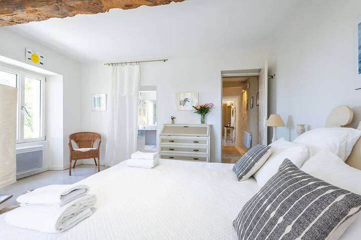 Stone Cabin with Swimming Pool - King-Size Beds & Views of the Pyrenees in Gondrin, Gers