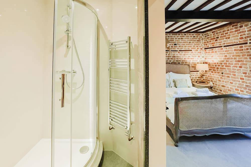 Experience boutique comfort above The Powell pub in Birchington. Stylish en-suite rooms, luxury touches, and a vibrant pub below—perfect for business, couples, or families. Book your coastal escape today! in Birchington, Kent