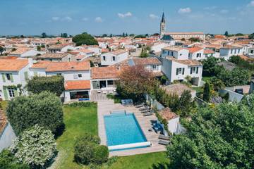 Location de vacances pour 12 personnes, avec terrasse ainsi que jardin et piscine à La Couarde-sur-Mer