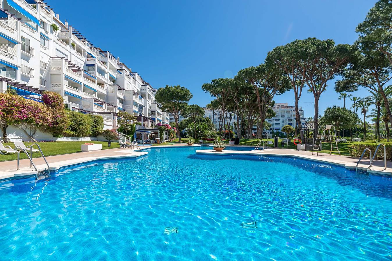 Entire apartment, Apartment 'Puerto Banus2 Beachfront and Pools' with Shared Pool, Wi-Fi and Air Conditioning in Medina Gardens, Marbella