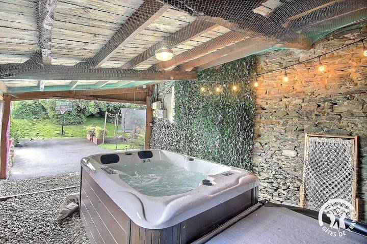 Gîte pour 4 personnes, avec terrasse et jacuzzi ainsi que sauna et jardin, animaux acceptés à Plussulien