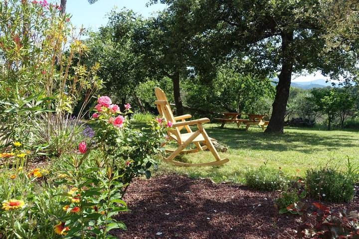 Location de vacances pour 2 personnes, avec vue et piscine ainsi que jardin et terrasse à Faucon - 2