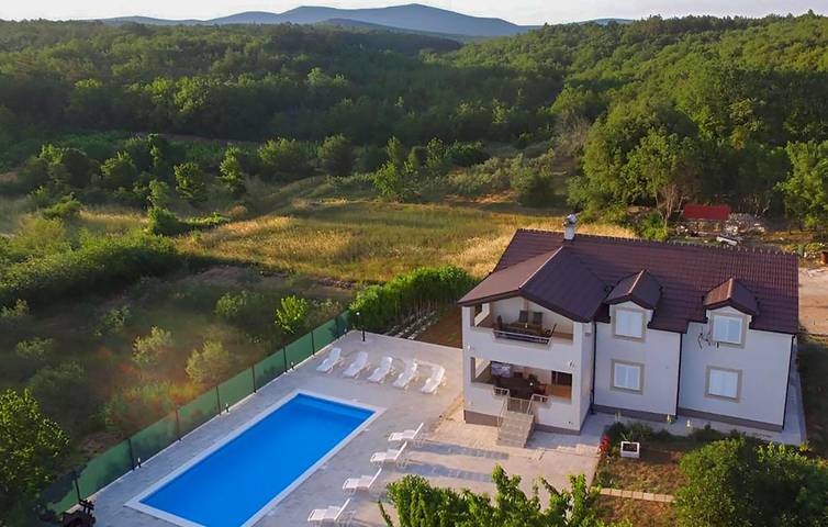 Ferienhaus für 12 Personen, mit Pool und Garten sowie Terrasse