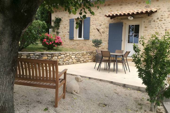 Location de vacances pour 2 personnes, avec piscine et jardin à Nyons