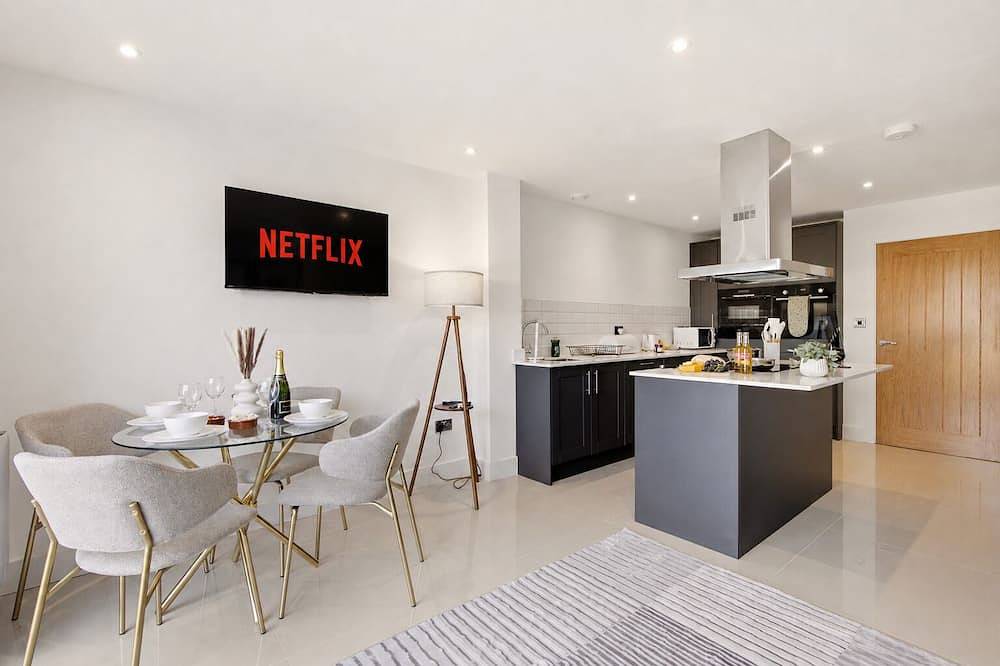 4Br near Warwick Hospital, Free Parking w/Ev Charging, Fast Wifi, Canalside Home in Warwick, Warwickshire