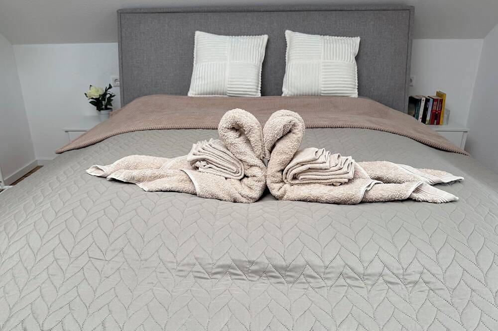 Ganze Wohnung, 2. Zi. Dachwohnung mit Burgblick & Kingsize Bett in Freudenberg am Main, Taubertal