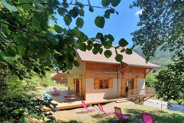 Gîte pour 9 personnes, avec balcon et jardin dans Saint-Jean-Montclar