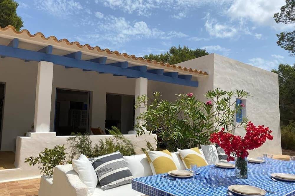 Sa Tanca, in the middle of nature and 5 minutes from the beach of Cala Saona in Formentera, Balearen