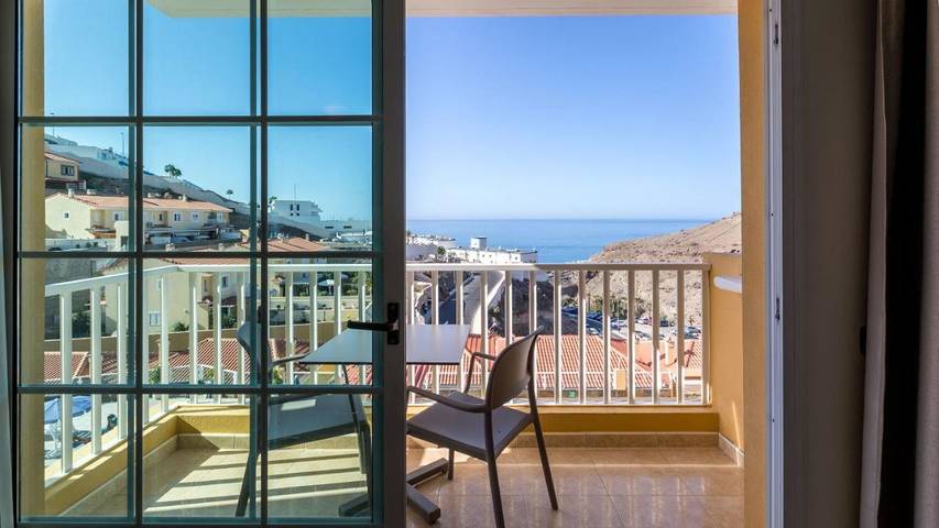 Apartamento para 5 personas, con vistas además de jardín y piscina, Familias con niños en Patalavaca