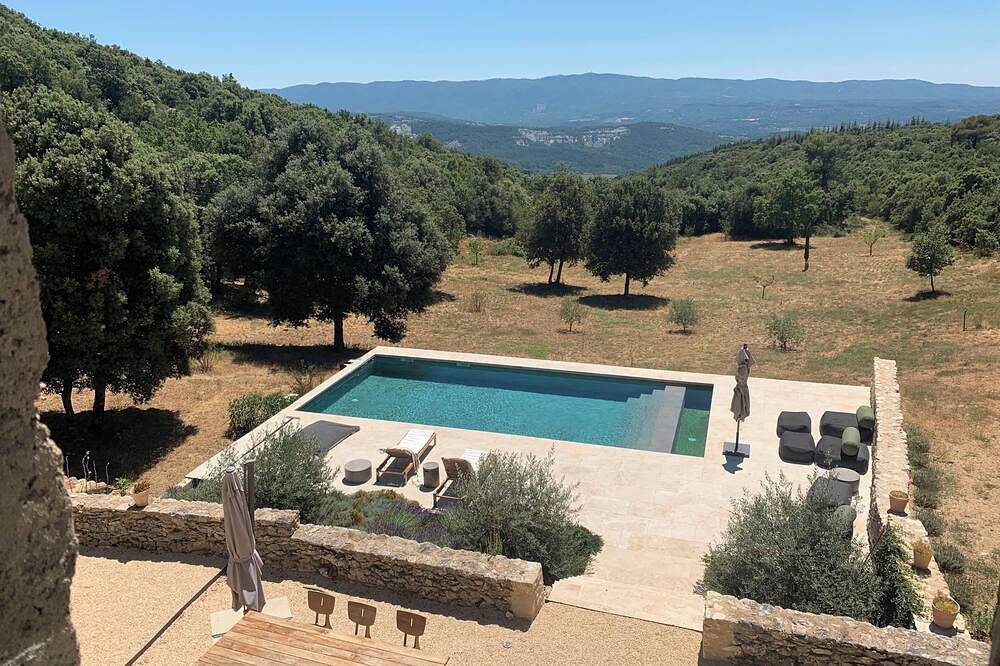 Renovated sheepfold with swimming pool in the heart of the Luberon countryside in Rustrel, Regionaler Naturpark Luberon