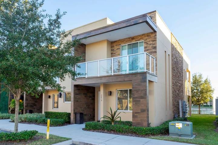 Vacation rental for 8 people, with balcony and lake view as well as yard, kid friendly by Disney World