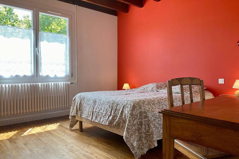 Maison de vacances spacieuse près de la forêt, avec jardin, cheminée, wifi, et équipements de loisirs. in Le Gâvre, Région de Châteaubriant