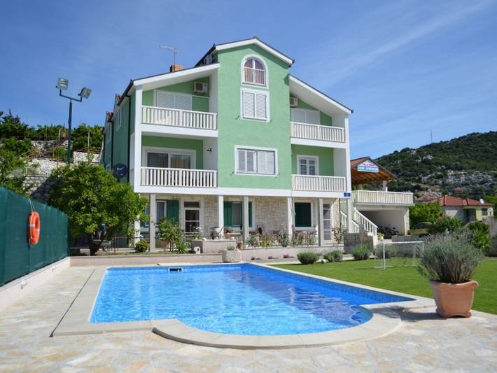 Maison de vacances pour 22 personnes, avec balcon/terrasse ainsi que balcon et piscine en Dalmatie