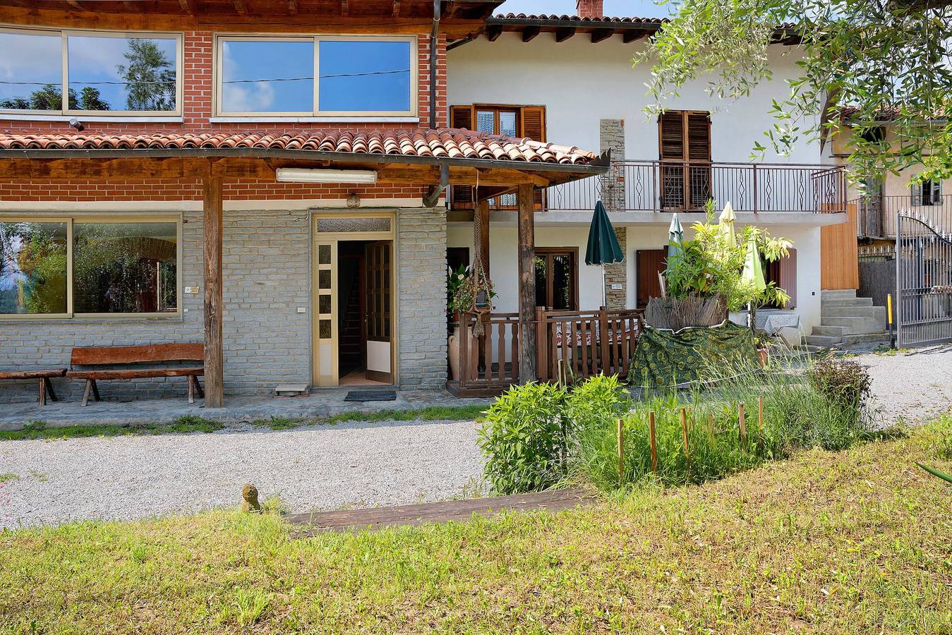 Casa Belvedere con terraza privada, jardín, aire acondicionado y Wi-Fi in Farigliano, Langhe