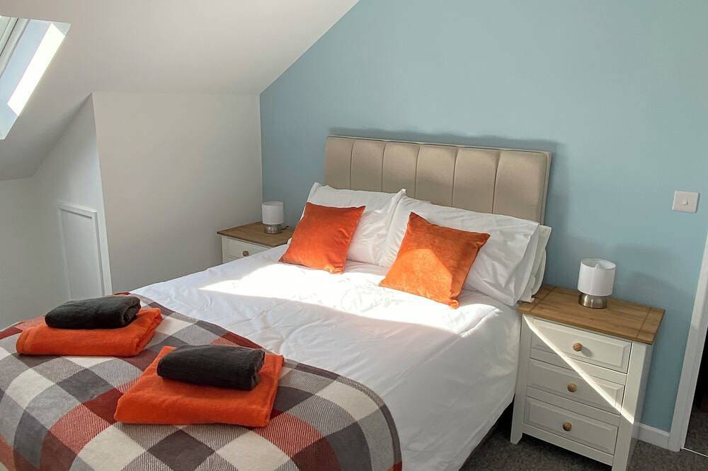 Entire apartment, Cosy modern apartment with private hot tub, family friendly, hiking trails. in Brecon Beacons