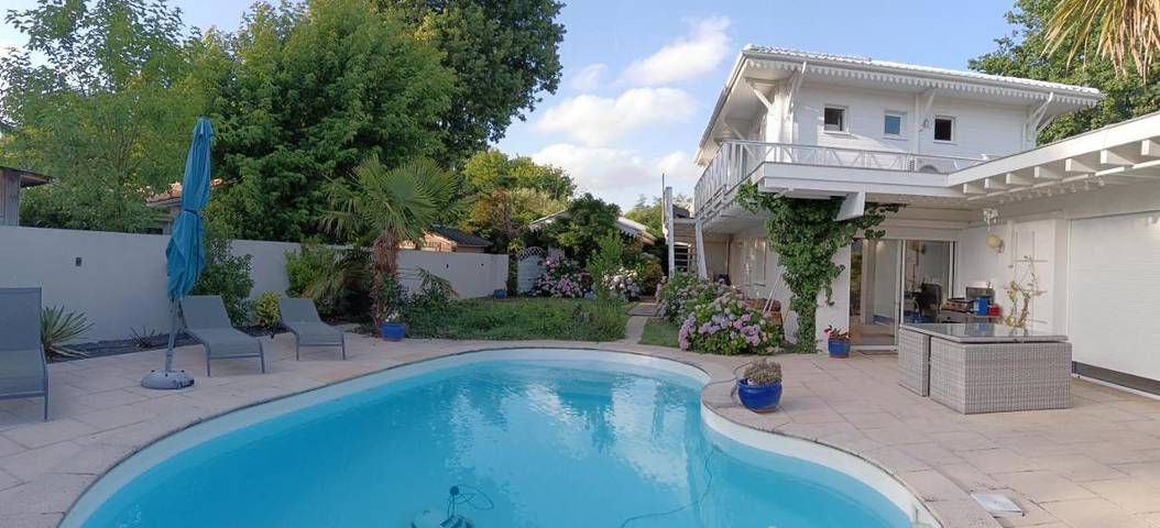 Chambre d’hôte pour 2 personnes, avec Terrasse et Jardin ainsi que Piscine et Vue