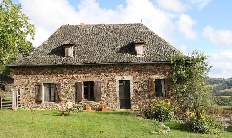 Location de vacances pour 6 personnes, avec vue ainsi que piscine et jardin à Mourjou - 4
