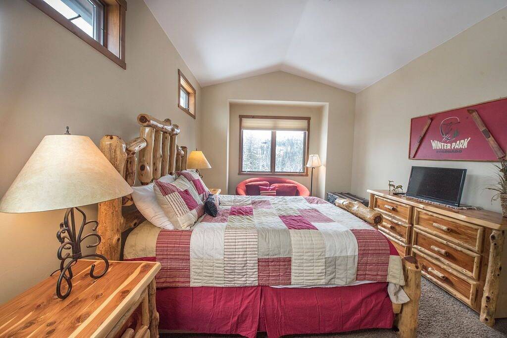 Gehen Sie in die Innenstadt von Winter Park mit Blick auf den Parry Peak in Fraser, Arapaho and Roosevelt National Forests