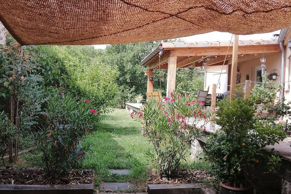 Maisonnette - studio avec terrasse pleine nature: Les Vans et Chassezac in Les Assions, Parc national des Cévennes