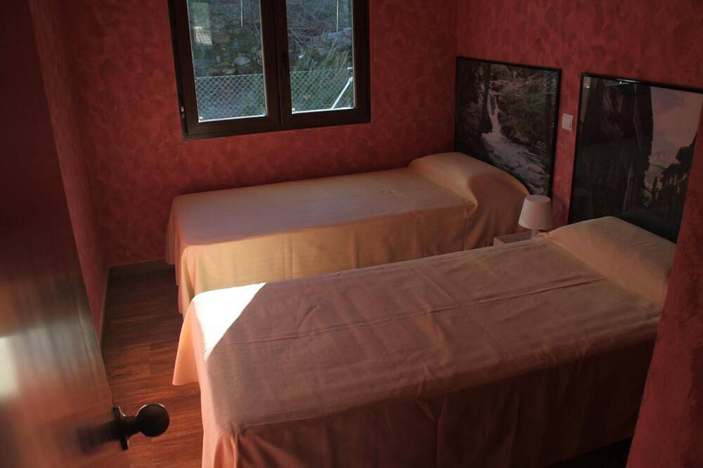 Casa Rural 'Rural Las Pegueras' con Vista a la Montaña, Wi-Fi y Aire Acondicionado in Cuevas del Valle, Valle del Tiétar