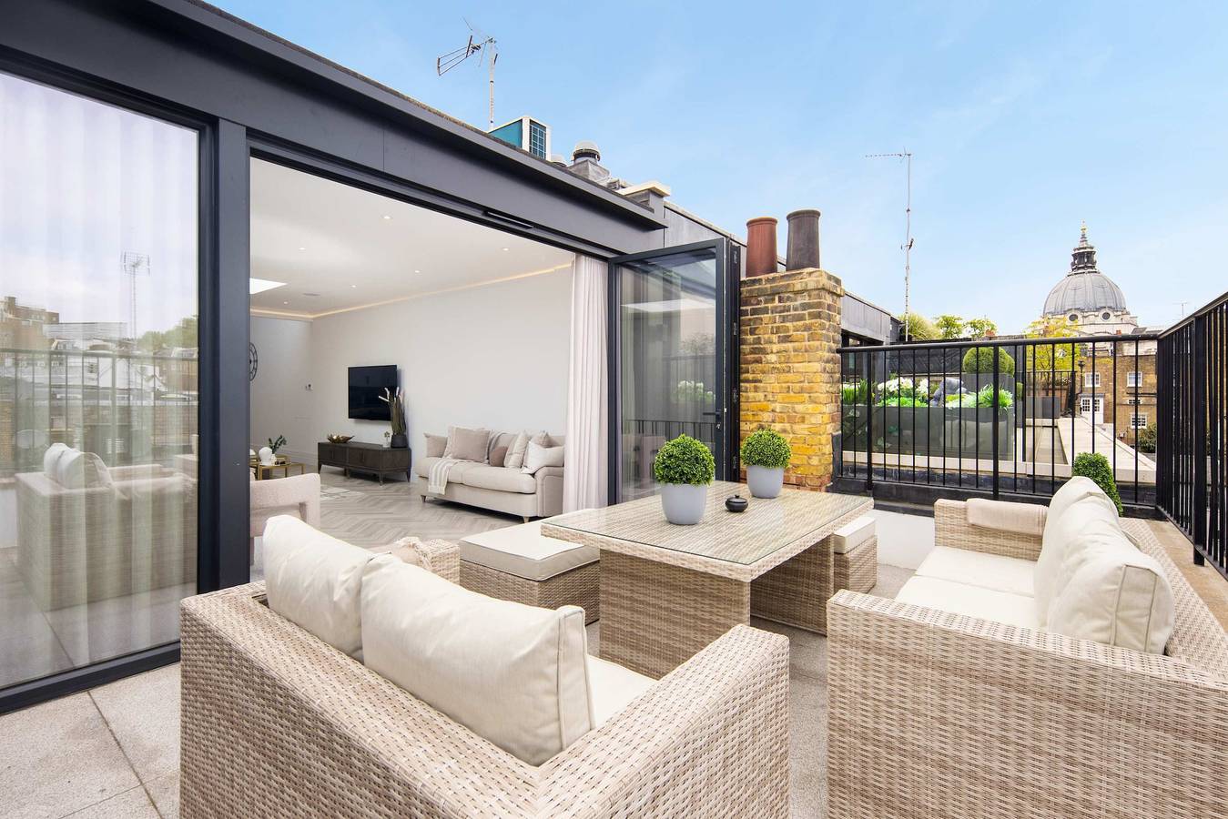 Entire apartment, 1 Min Walk to Harrods   Knightsbridge Duplex in Kensington and Chelsea, London