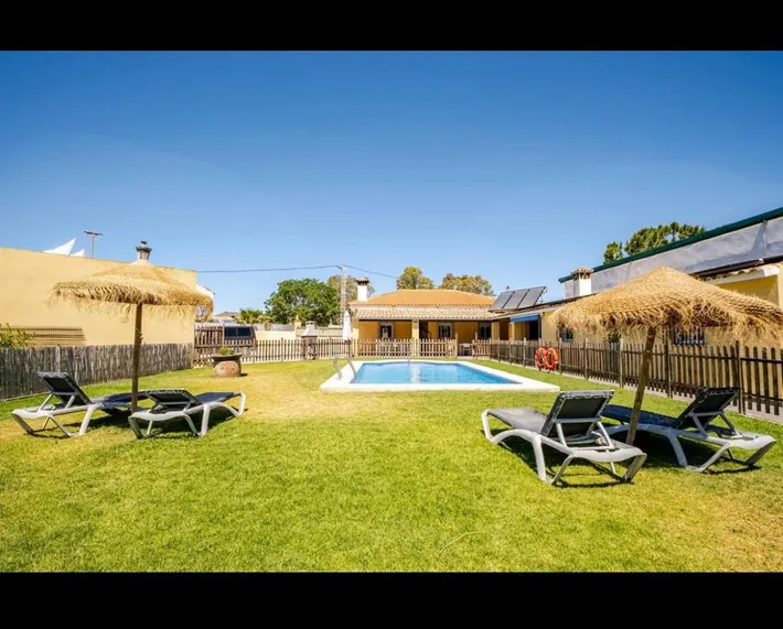Chalet para 14 personas, con vistas además de jardín y piscina - 1