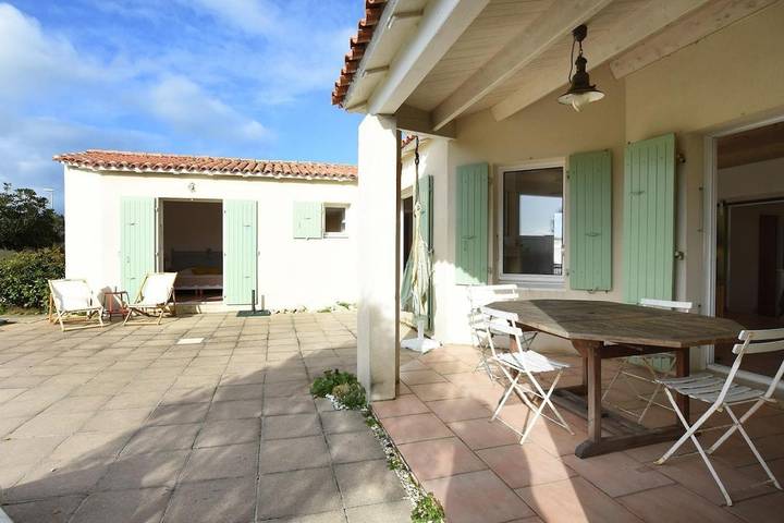 Location de vacances pour 10 personnes, avec jardin ainsi que piscine et terrasse dans Plage des Gollandieres (Le Bois-Plage-en-Re) - 4