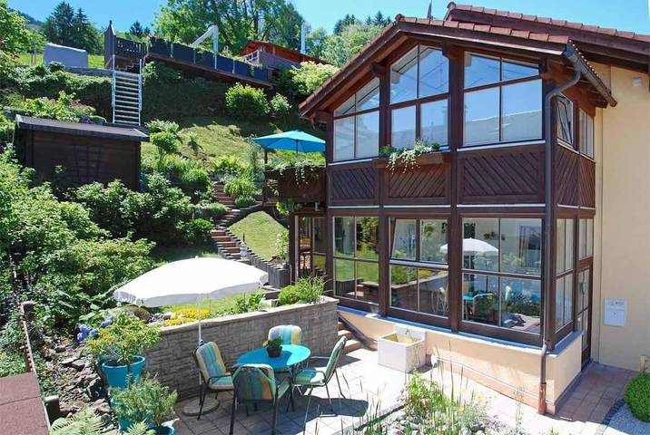 Ferienwohnung für 6 Personen, mit Terrasse und Whirlpool sowie Garten und Sauna