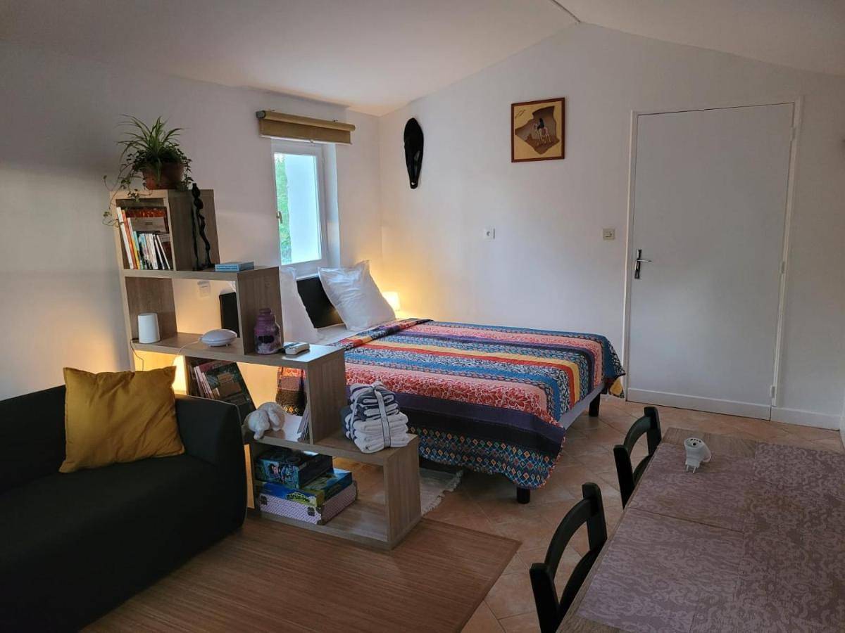 Appartement entier, Studio in La Crau, Côte méditerranéenne (France)
