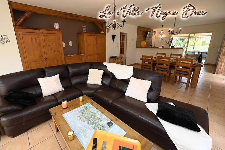 Location de vacances pour 8 personnes, avec Terrasse ainsi que Jardin et Vue à Ampuis