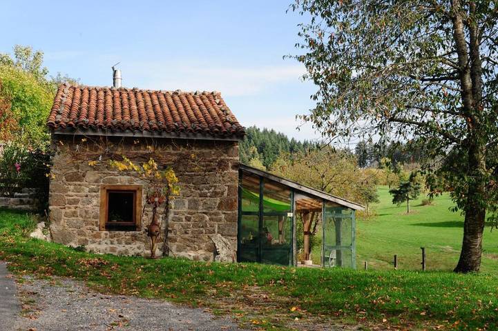 Location de vacances pour 5 personnes, avec Terrasse ainsi que Jardin et Vue à Noirétable