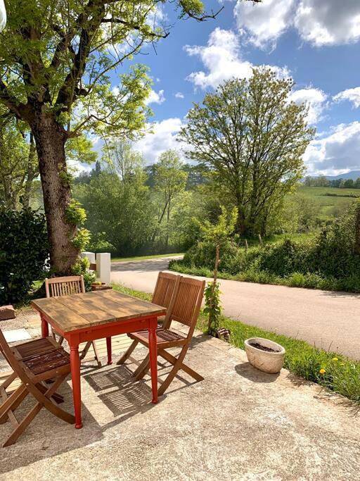 Location de vacances pour 8 personnes, avec vue ainsi que terrasse et jardin à Saint-Jean-le-Vieux - 4