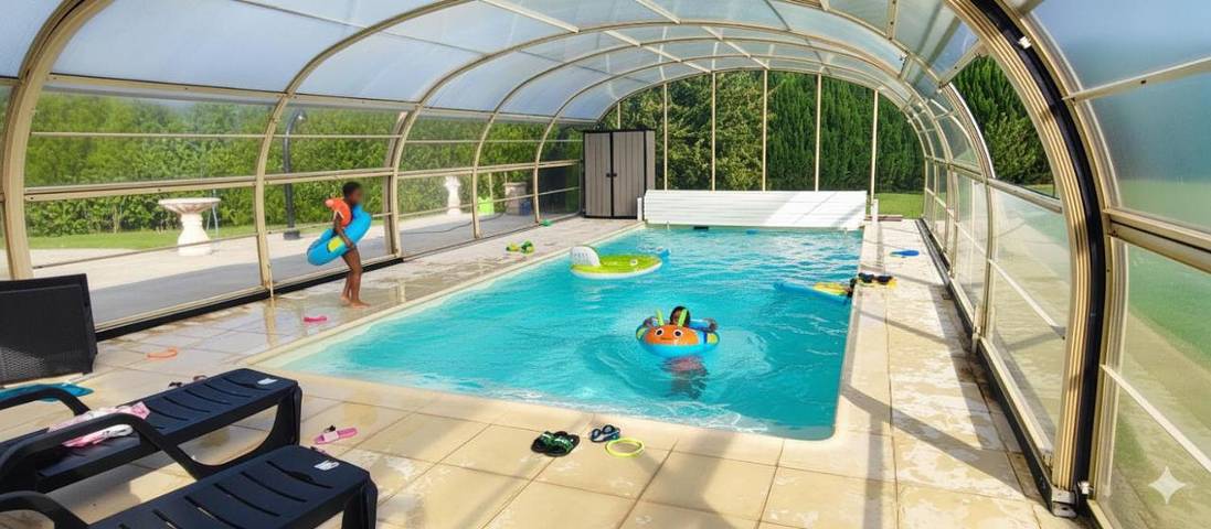 Location de vacances pour 10 personnes, avec Terrasse et Jardin ainsi que Piscine et Vue à Thiberville