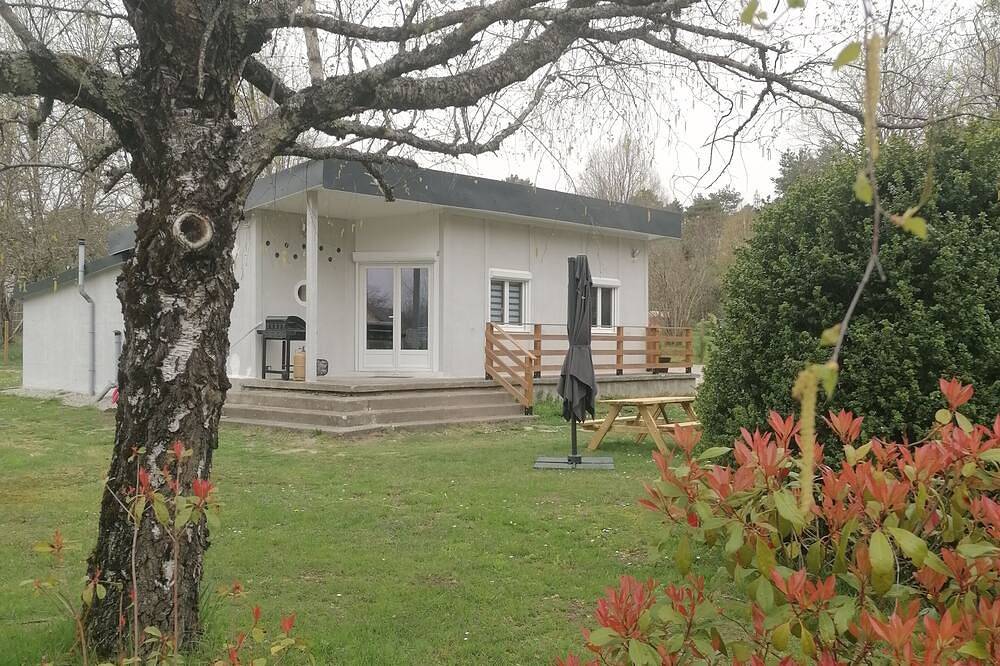 Maison De Vacances indépendante classée 3 étoiles  A Moins De 10 Min Du Lac …. in Saint-Paul-des-Landes, Région d'Aurillac