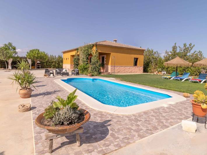 Location de vacances pour 6 personnes, avec Terrasse ainsi que Jardin et Piscine dans La Lantejuela