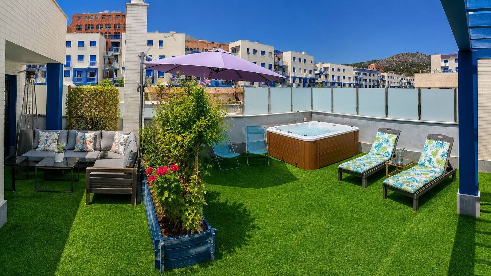 Ganze Wohnung, Apartment 'Penthouse mit Terrasse und privatem Jacuzzi' mit Meerblick, WLAN und Klimaanlage in Curumbico, Almuñecar