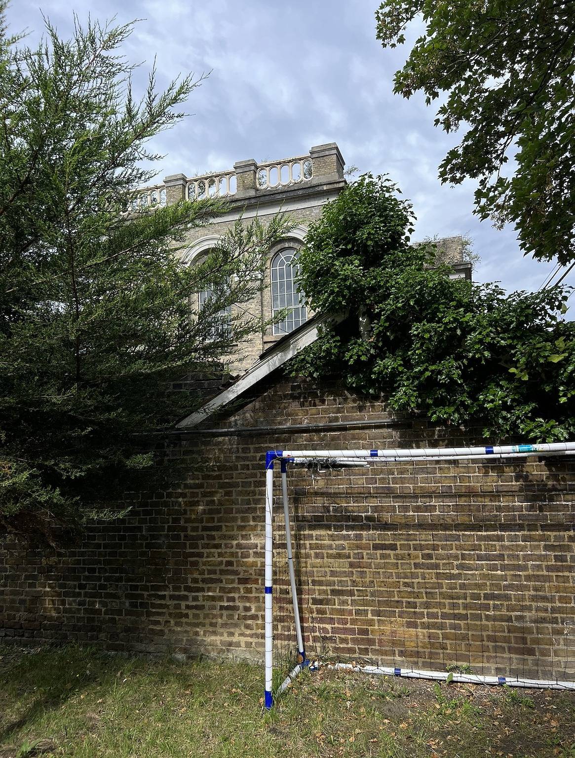 3-Bed Cottage, Sleeps 8, Walk to Thames, Garden in Richmond upon Thames, Londra