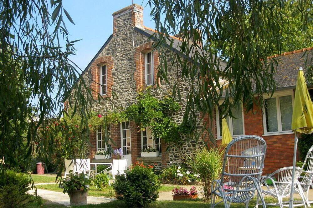 Seaside house in large enclosed garden in Binic in Binic, Côte de Goëlo