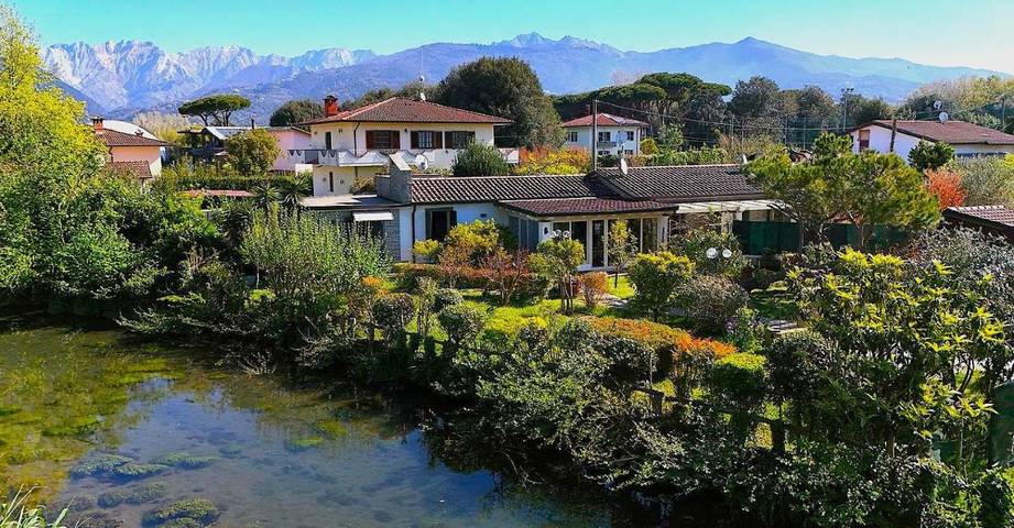 Villa für 6 Personen, mit Terrasse und Garten sowie Ausblick in Massa