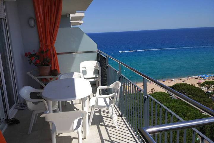 Villa for 6 people, with balcony and garden as well as pool - 1