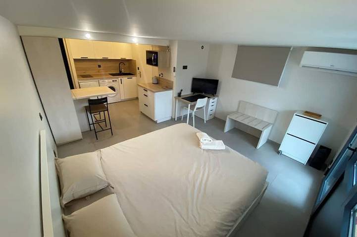 Gîte pour 2 personnes, avec piscine dans Grièges