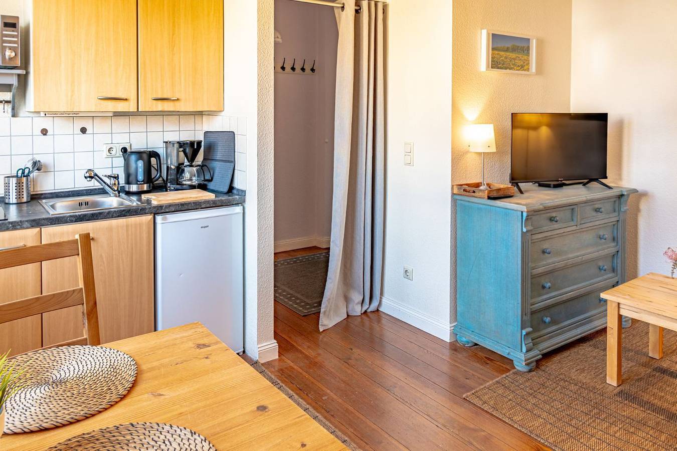 Ganze Wohnung, Gemütliche 30 m² Ferienwohnung für 2 Personen und Strandkorb am Strand in Warnemünde Strand, Rostock